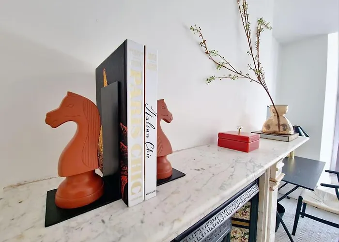 The Stray Adjacent, Interior-Designed 2-Bed Apartment- Luxury