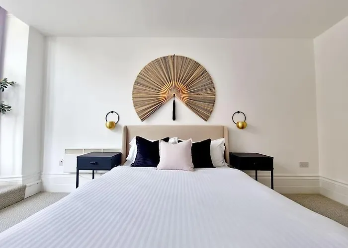 The Stray Adjacent, Interior-Designed 2-Bed Apartment- Luxury