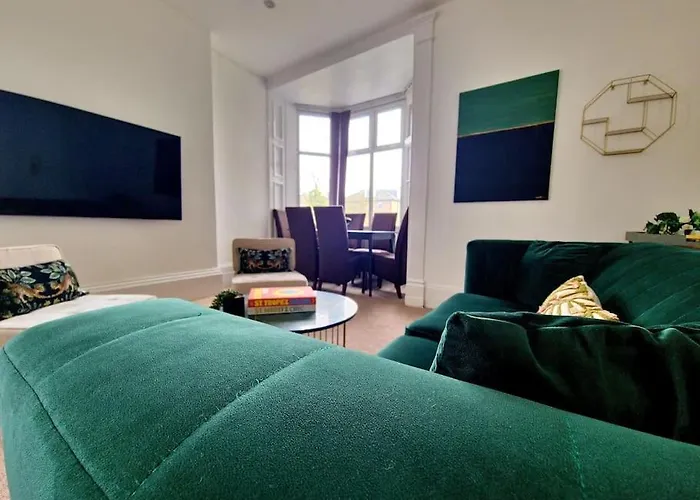 The Stray Adjacent, Interior-Designed 2-Bed Apartment- Luxury